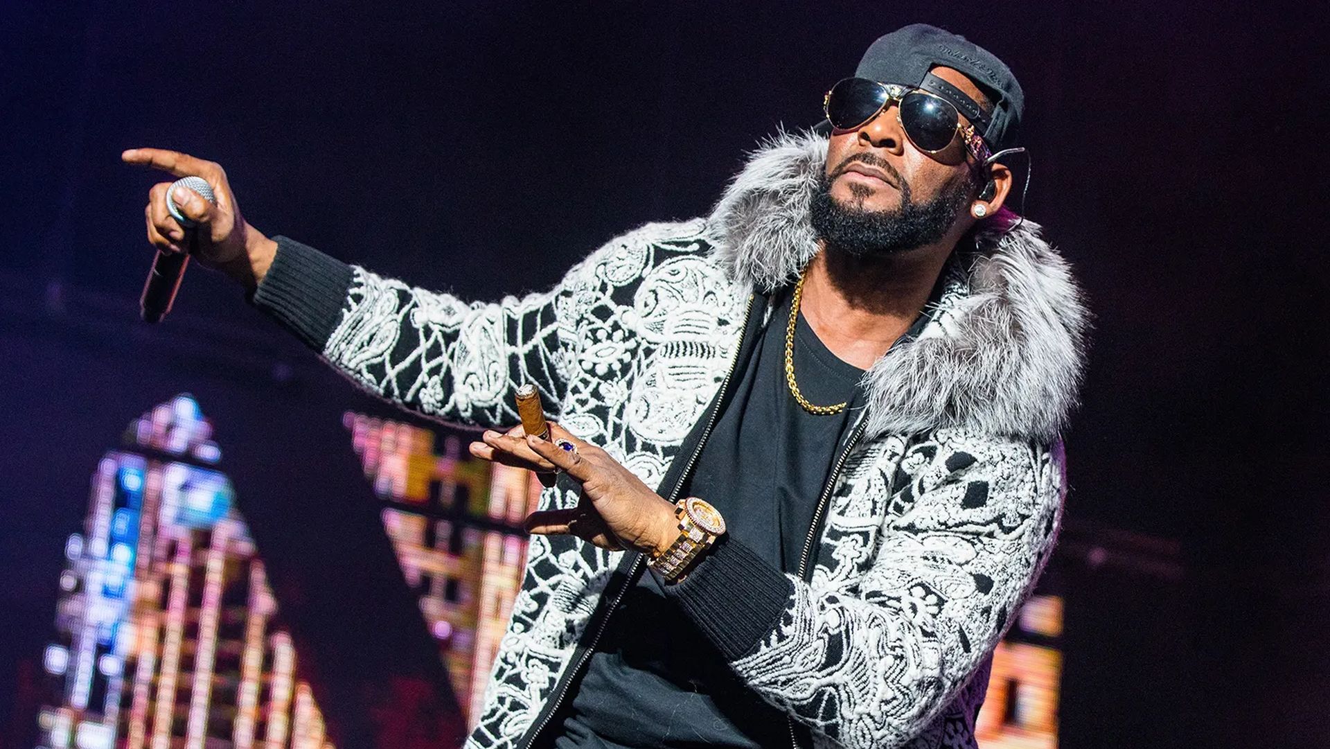 You are currently viewing R. Kelly Top 10 Greatest Live Concerts Of All Time